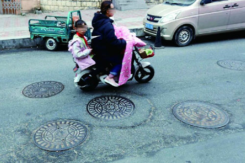 一蓋一碼！青島將對(duì)86萬(wàn)個(gè)井蓋安裝二維碼 守護(hù)“腳下的安全”